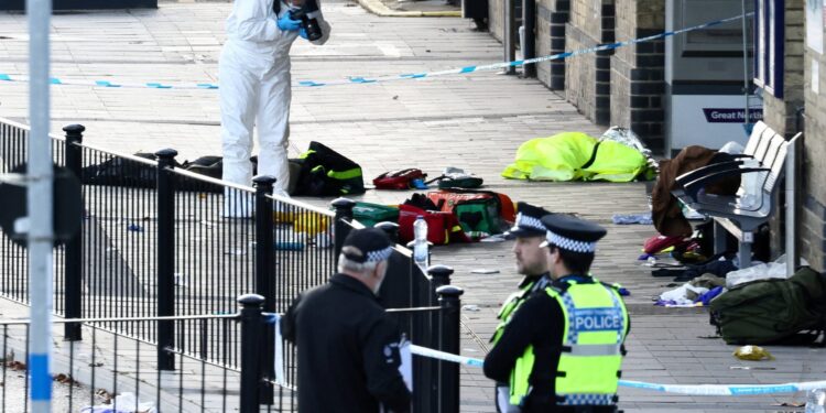 Mesaanval op trein in Engeland niet gezien als terreurdaad, motieven onduidelijk