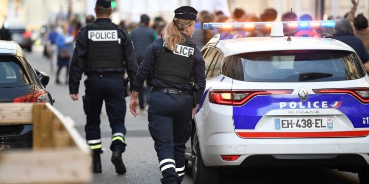 Auto rijdt in op menigte op Frans eiland Oleron, bestuurder roept ‘Allahu Akbar’ – 10 gewonden