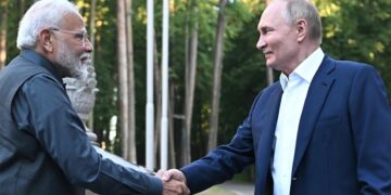 Poetin ontmoet Modi tijdens bezoek aan India.