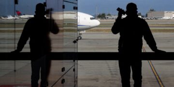 Honderden vluchten in de lucht door sluiting van luchthavens