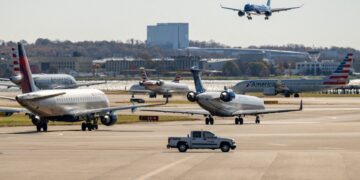 Luchtvaartmaatschappij pleit voor betaling luchtverkeersleiders bij shutdowns