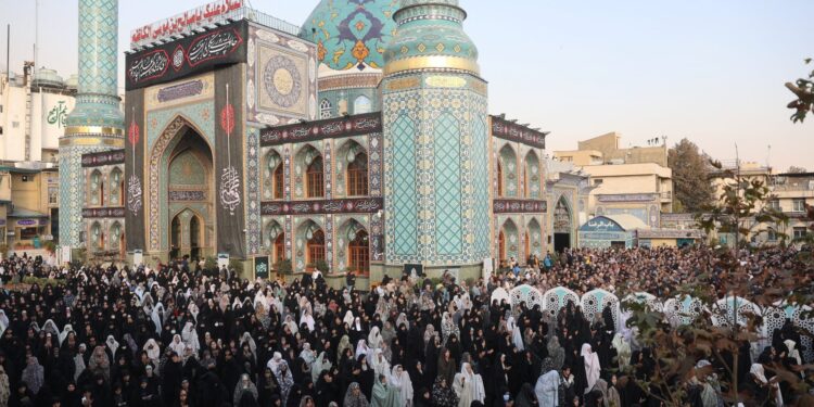Massaal gebed in Teheran om regen: een krachtig gebaar van hoop.