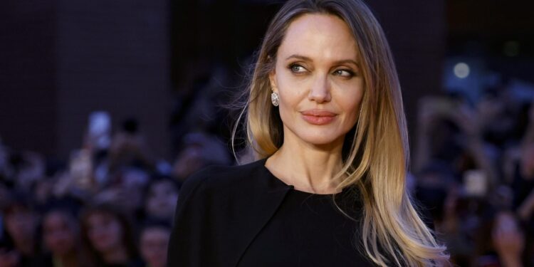 Angelina Jolie verrast in Kherson: een onverwacht bezoek.