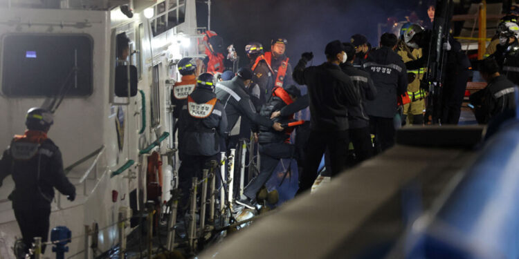 Kapitein van gestrand schip gearresteerd wegens telefoneren tijdens ramp