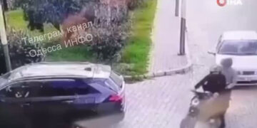 Oekraïner achtervolgt en doodt gewapende overvallers met auto