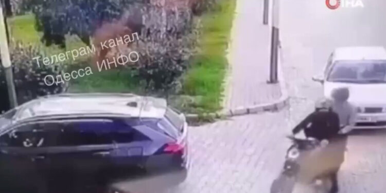 Oekraïner achtervolgt en doodt gewapende overvallers met auto