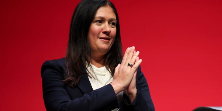 Britse minister van Cultuur steunt ‘verontschuldigingen’ aan Trump