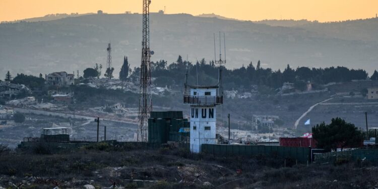 Israëlisch leger bombardeert Hezbollah in Zuid-Libanon.