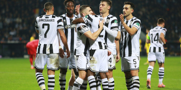 ΠΑΟΚ vernedert Γιουνγκ Μπόις met 4-0 en stevent af op de overwinning.