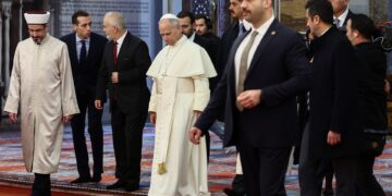 Paus Leo bezoekt Blauwe Moskee en trekt schoenen uit, maar bidt niet