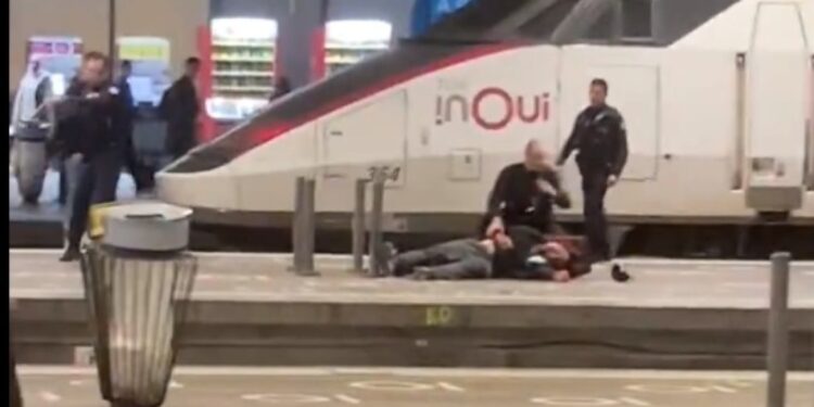 Man met mes op treinstation Montparnasse in Parijs gestopt.