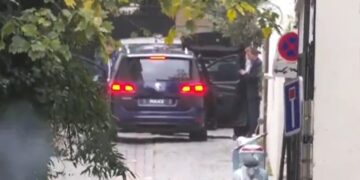 Sarkozy verlaat gevangenis en wordt opgepikt door Bruni in auto