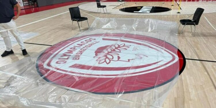 Het Stadion van Vriendschap overstroomd na storm Adel.