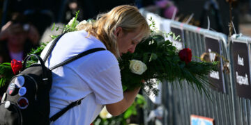 Moeder Novi Sad-slachtoffer uitgeput na elf dagen hongerstaking bij Servisch parlement