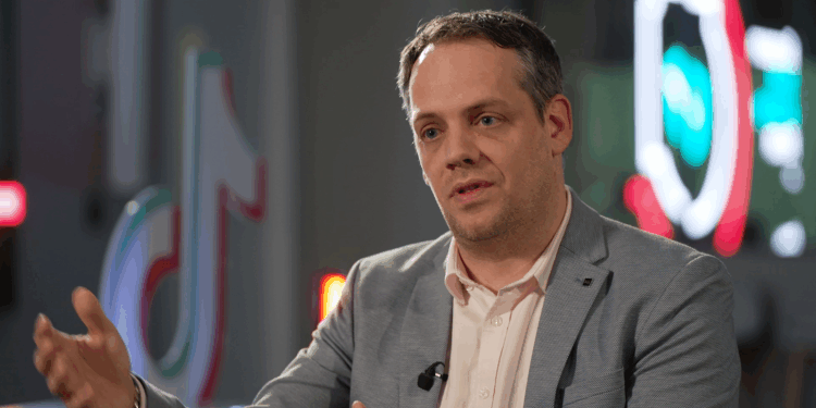 TikTok baas garandeert veiligheid tieners met AI moderatie.