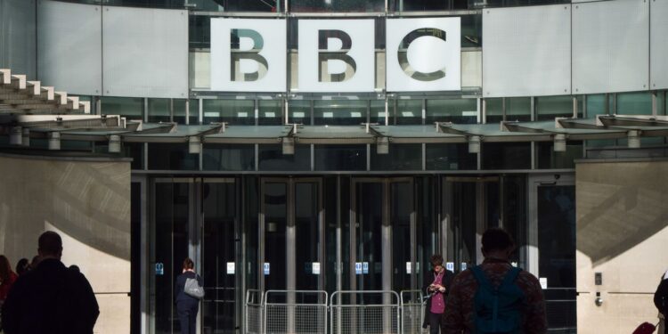 Enige politieke leider verdedigt BBC met krachtige woorden