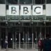 Enige politieke leider verdedigt BBC met krachtige woorden