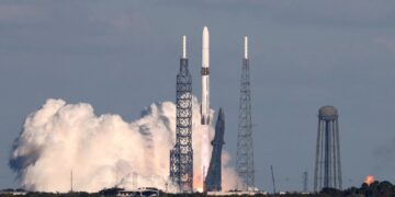 Blue Origin stuurt NASA-ruimtevaartuig naar Mars en landt booster voor het eerst, race met SpaceX verhit.