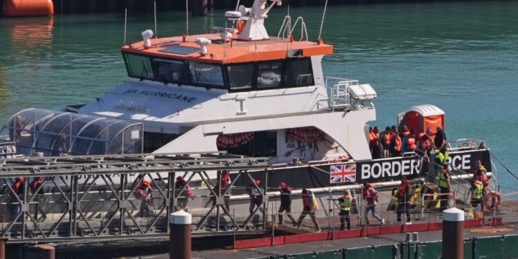 Home Secretary dreigt met visumverbod op drie landen als onderdeel van asielhervormingen