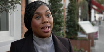 Badenoch roept regering op tot hernieuwde booractiviteiten terwijl Starmer naar COP30 vliegt.