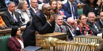 Politieke crisis na mislukte vrijlating gevangene met zwak beleid.