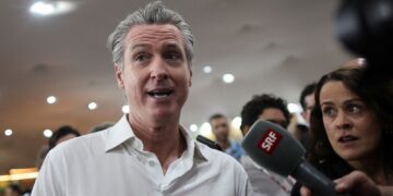 Newsom beschuldigt Trump van falen op groene energie bij COP30.