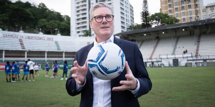 Sir Keir Starmer betreurt benoeming Labour-donor als voorzitter voetbalregulator.