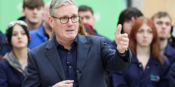 Top Starmer-adviseur weigert No 10 te verlaten ondanks oproepen tot ontslag.