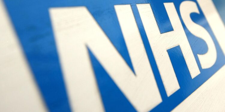 Duizenden NHS-medewerkers ontslagen na overeenstemming over financiering