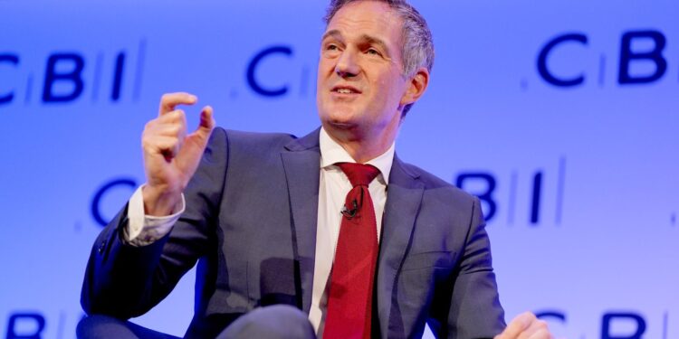 Businesssecretaris Peter Kyle dringt aan op meer urgentie voor groei vóór begroting.