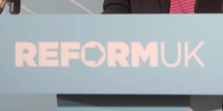 Reformeur stapt over naar Tories na ongemak binnen partij.