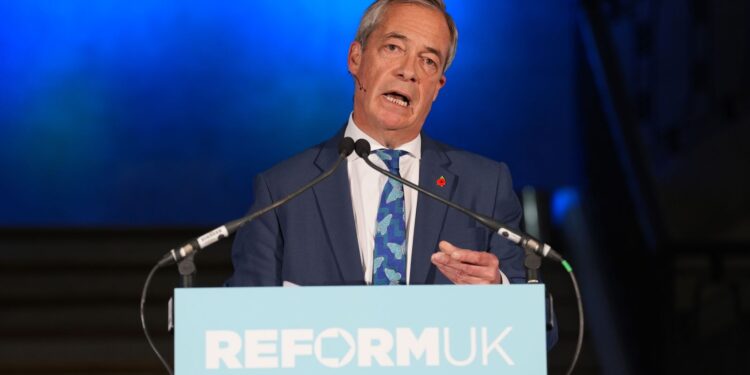 Nigel Farage verdedigt verlaging minimumloon voor jongeren en belastingplan-ommezwaai