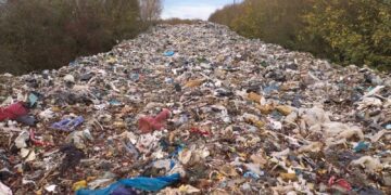 Afvalberg groeit tot 40 voet hoog en veroorzaakt groot schandaal.