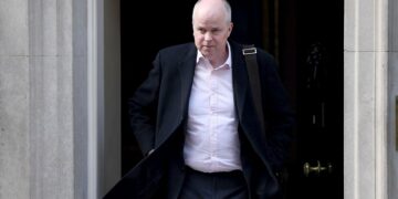 Vakbond eist verwijdering Sir Robbie Gibb van BBC-bestuur voor politieke onpartijdigheid.