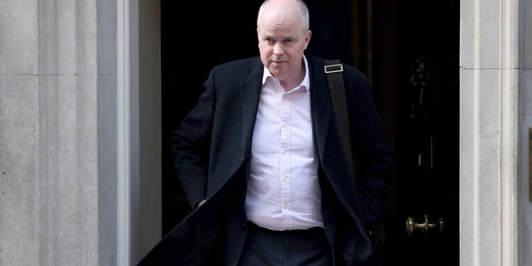 Vakbond eist verwijdering Sir Robbie Gibb van BBC-bestuur voor politieke onpartijdigheid.