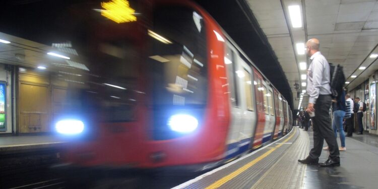 Tienerpleidooi voor onschuld in Londens cyberaanval op openbaar vervoer