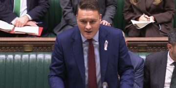 Milkshakes en lattes belast met suiker, aankondiging Wes Streeting.