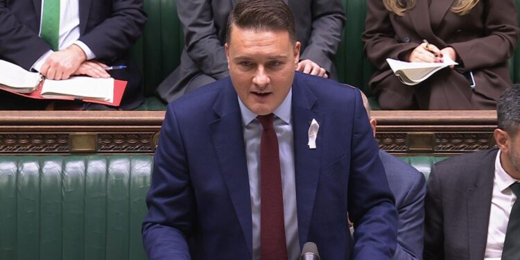 Milkshakes en lattes belast met suiker, aankondiging Wes Streeting.