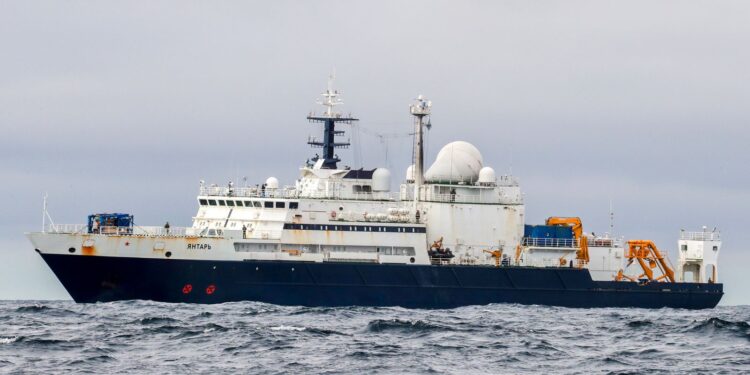 Russisch spionageschip bij Britse wateren, waarschuwt defensieminister