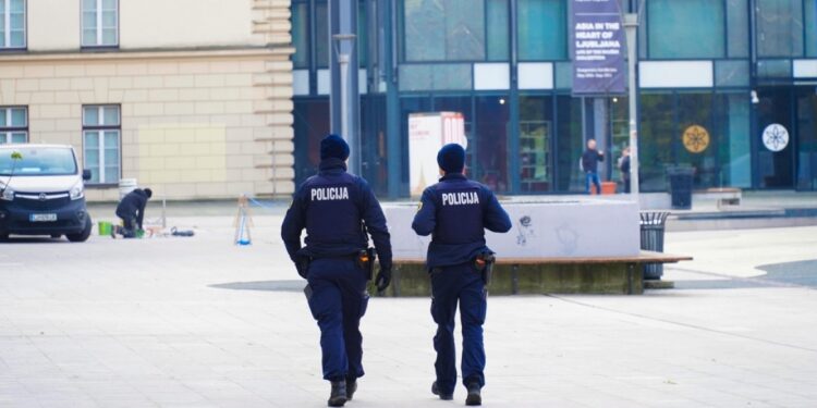 Nieuwe wet in Slovenië vergroot politiebevoegdheden en zorgt voor bezorgdheid over aanpak Roma