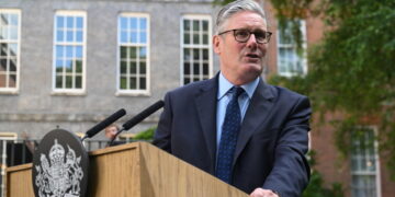 Starmer roept op tot verantwoordelijkheid bij BBC na fouten.