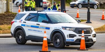 Politieagent zwaargewond na crash in deVance colonne