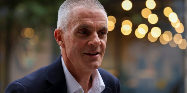 Directeur-generaal Tim Davey roemt netwerkjournalisten met trots