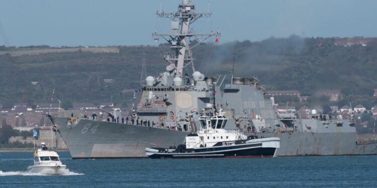 Russische schepen in schaduw van Britse marine zorgen voor NAVO-alarm