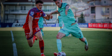 Spannende strijd voor play-off plek: 1-1 bij rust – Bekijk de doelpunten