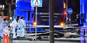 Dodelijk busongeval bij bushalte in Stockholm: drie doden, drie gewonden