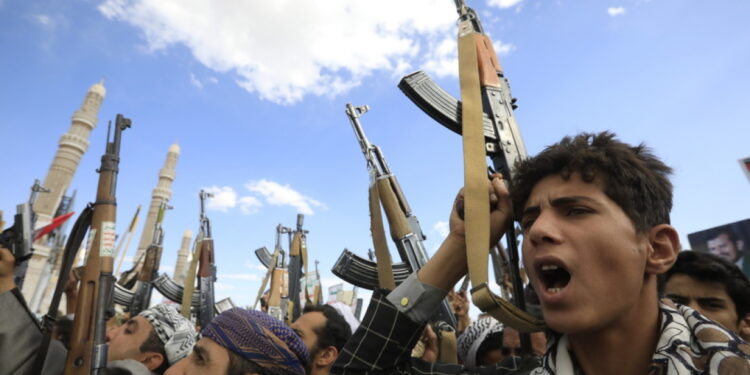 Matrozen van gezonken schip “Eternity C” vrijgelaten na aanval Houthi’s in Jemen