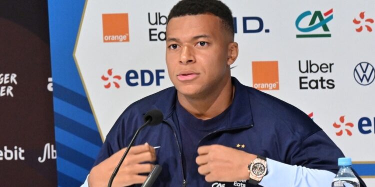 Voortijdig gepensioneerde politieagent ontvangt donatie van Mbappé