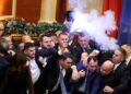 Kamerleden in Albanië gooien vuurpijlen en water naar voorzitter van parlement
