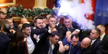 Kamerleden in Albanië gooien vuurpijlen en water naar voorzitter van parlement